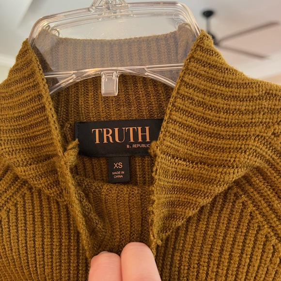 Truth | Green turtle neck with split hip hem - Picture 3 of 7